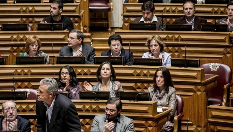 Pergunta ao Governo Nº 2703/XII/2 - Ataque ao ensino do português em Olivença